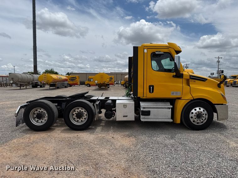 image for item ET6295 2022 Freightliner Cascadia 126 semi truck