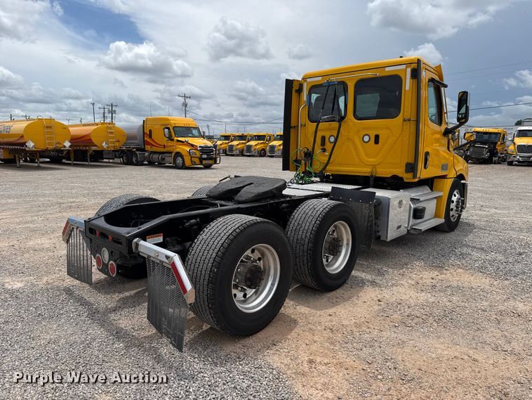 image for item ET6295 2022 Freightliner Cascadia 126 semi truck
