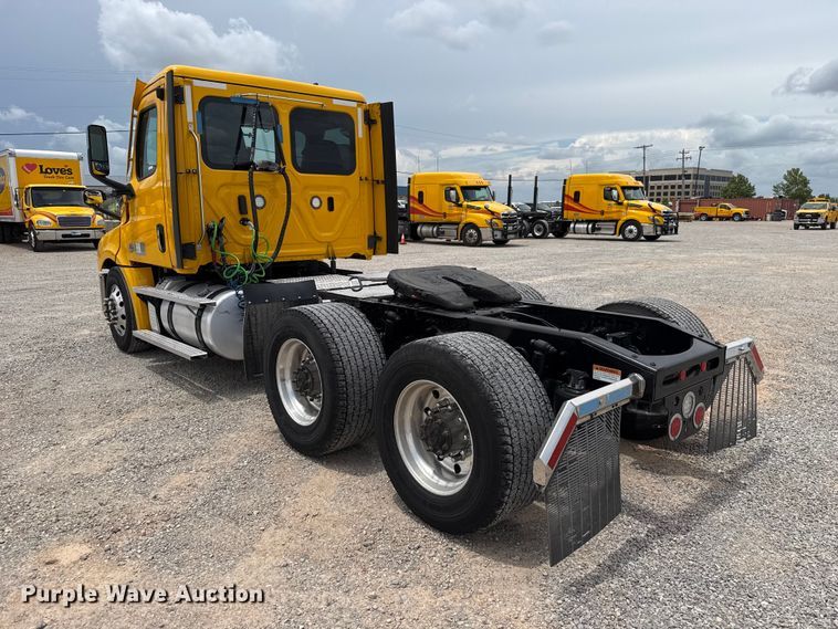 image for item ET6295 2022 Freightliner Cascadia 126 semi truck