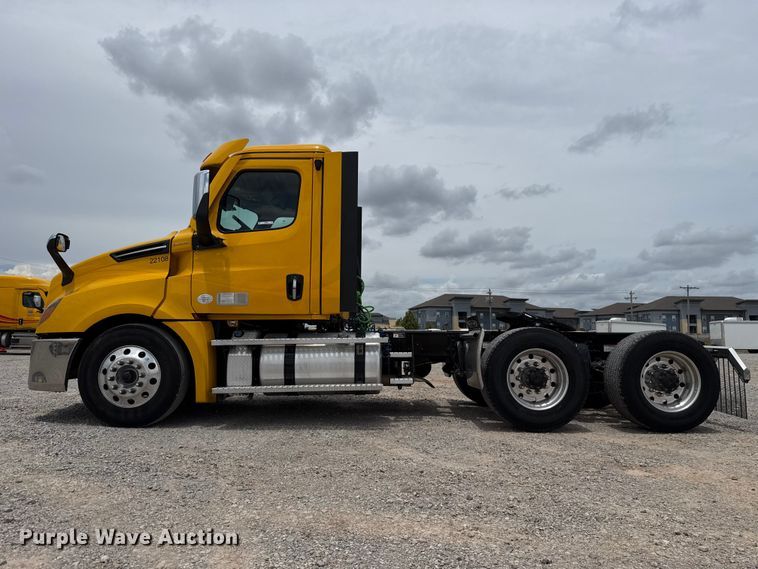 image for item ET6295 2022 Freightliner Cascadia 126 semi truck