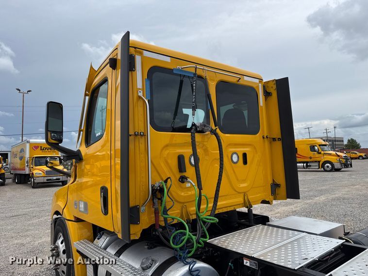 image for item ET6295 2022 Freightliner Cascadia 126 semi truck