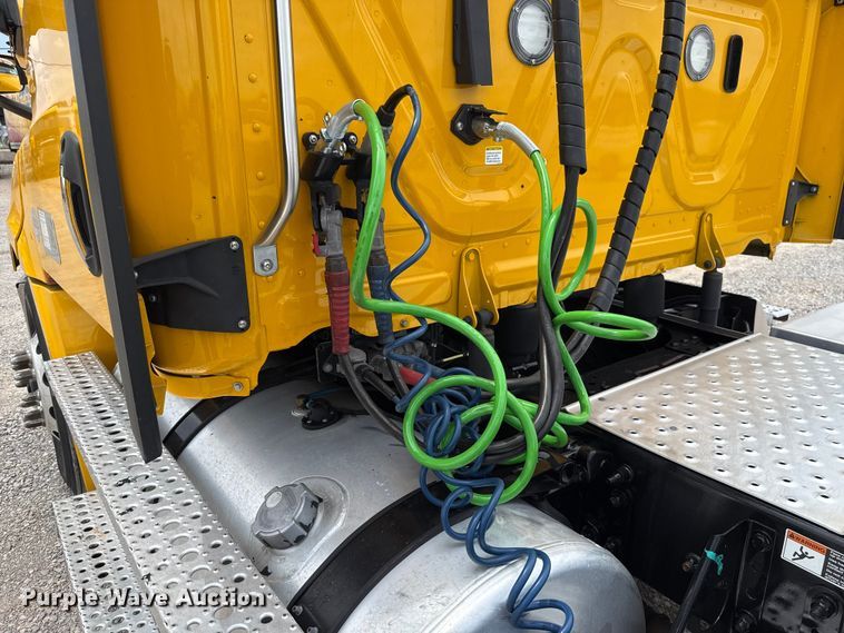 image for item ET6295 2022 Freightliner Cascadia 126 semi truck