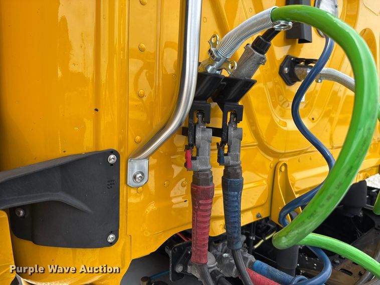 image for item ET6295 2022 Freightliner Cascadia 126 semi truck