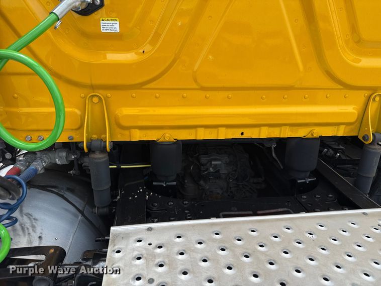 image for item ET6295 2022 Freightliner Cascadia 126 semi truck