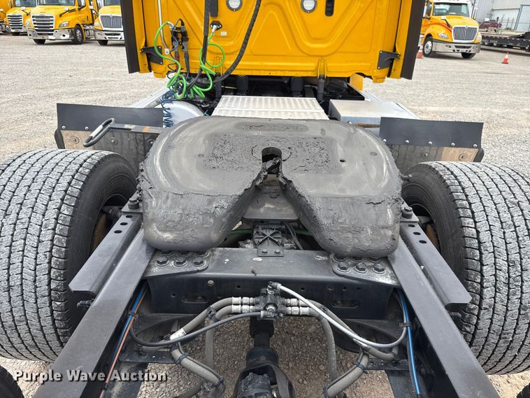 image for item ET6295 2022 Freightliner Cascadia 126 semi truck