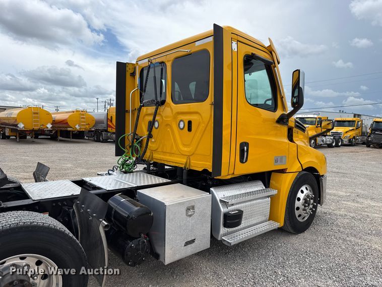 image for item ET6295 2022 Freightliner Cascadia 126 semi truck