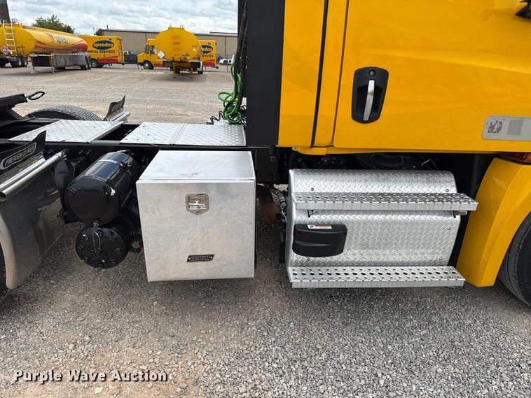 image for item ET6295 2022 Freightliner Cascadia 126 semi truck