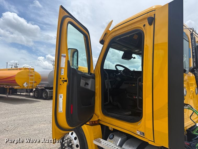 image for item ET6295 2022 Freightliner Cascadia 126 semi truck