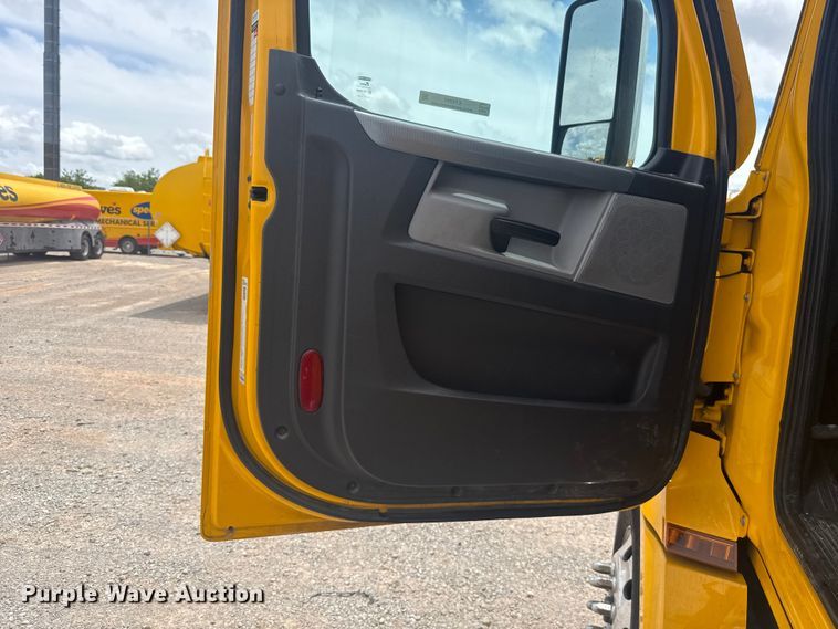 image for item ET6295 2022 Freightliner Cascadia 126 semi truck