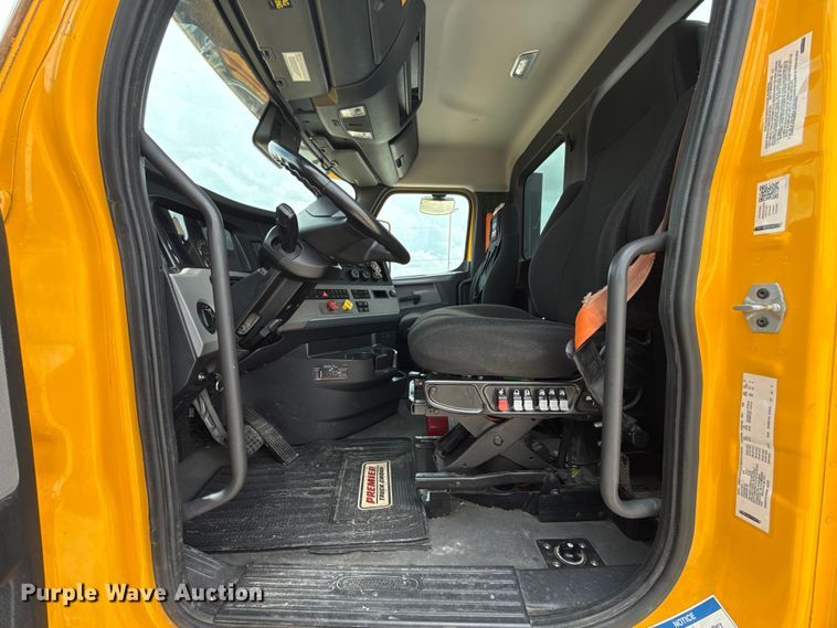 image for item ET6295 2022 Freightliner Cascadia 126 semi truck