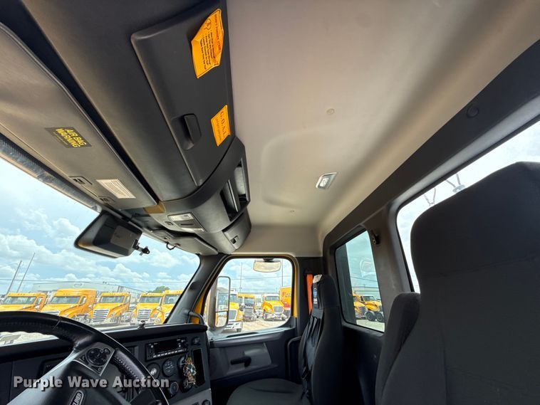 image for item ET6295 2022 Freightliner Cascadia 126 semi truck
