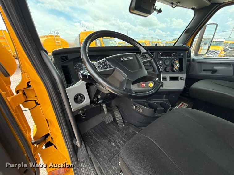 image for item ET6295 2022 Freightliner Cascadia 126 semi truck