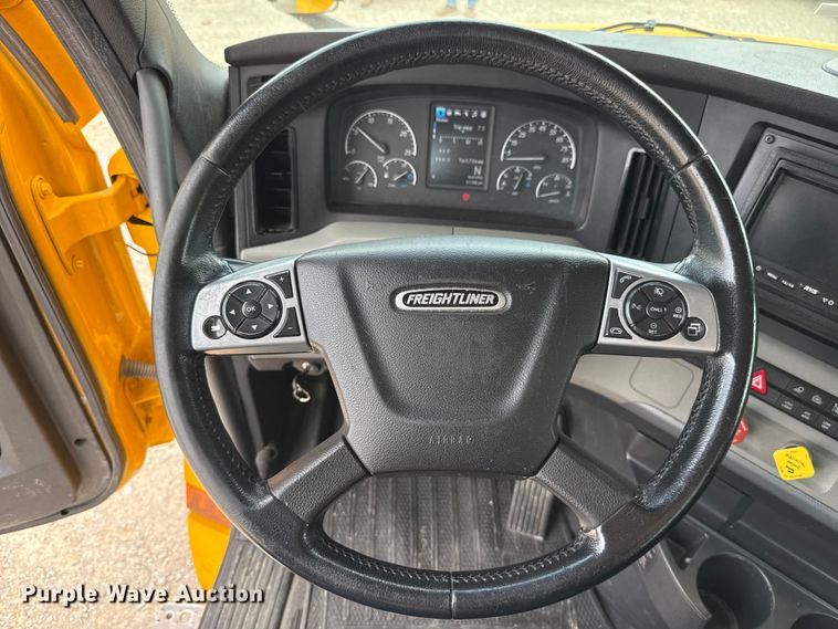 image for item ET6295 2022 Freightliner Cascadia 126 semi truck
