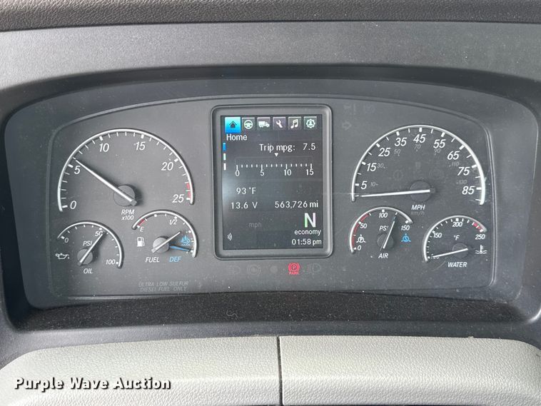 image for item ET6295 2022 Freightliner Cascadia 126 semi truck