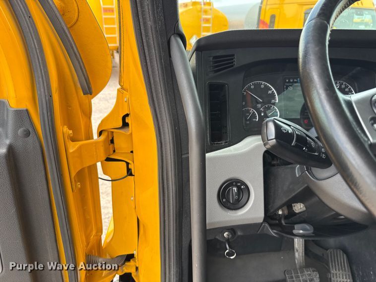 image for item ET6295 2022 Freightliner Cascadia 126 semi truck