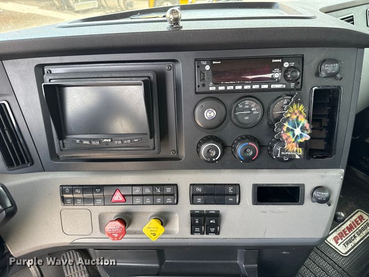 image for item ET6295 2022 Freightliner Cascadia 126 semi truck