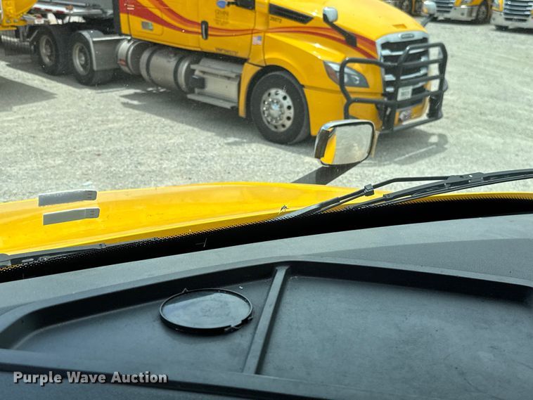 image for item ET6295 2022 Freightliner Cascadia 126 semi truck