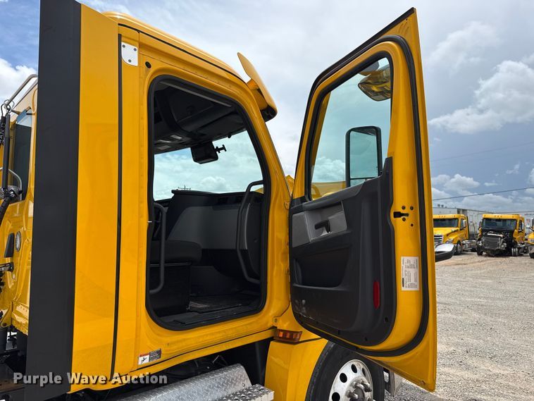 image for item ET6295 2022 Freightliner Cascadia 126 semi truck