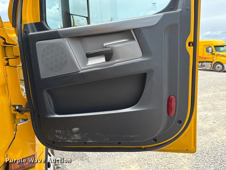 image for item ET6295 2022 Freightliner Cascadia 126 semi truck