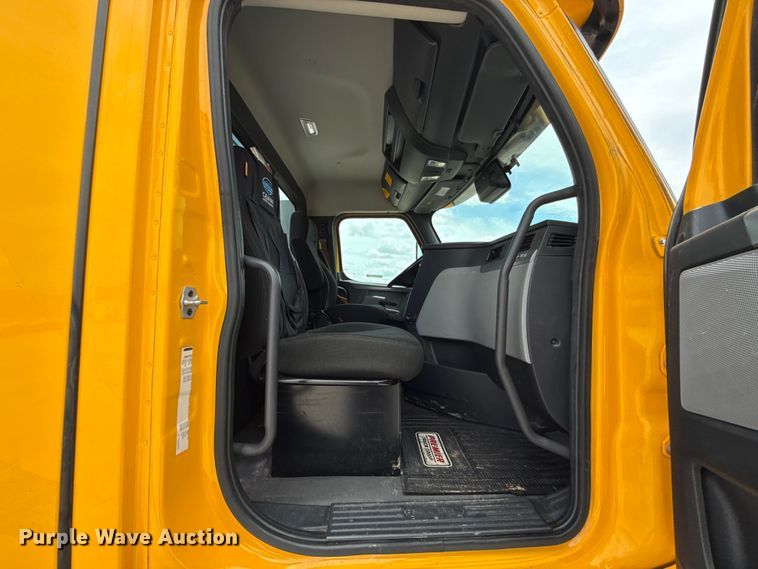 image for item ET6295 2022 Freightliner Cascadia 126 semi truck