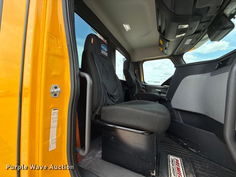 image for item ET6295 2022 Freightliner Cascadia 126 semi truck