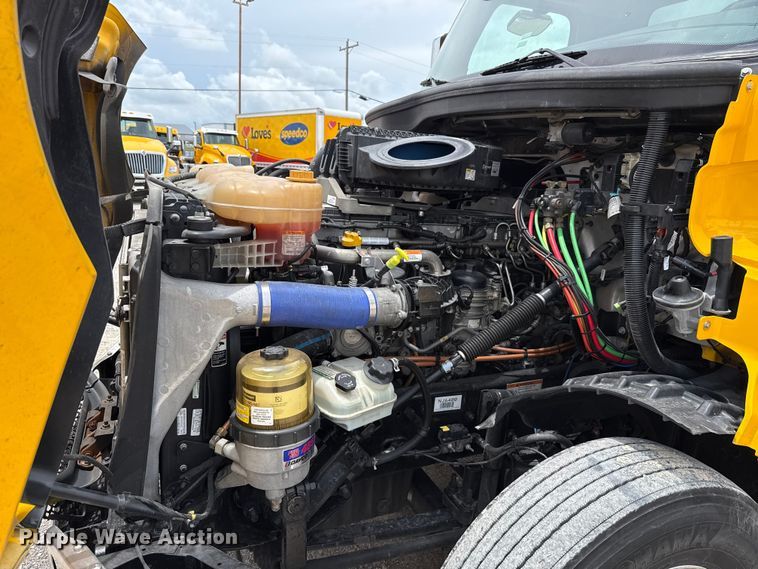image for item ET6295 2022 Freightliner Cascadia 126 semi truck