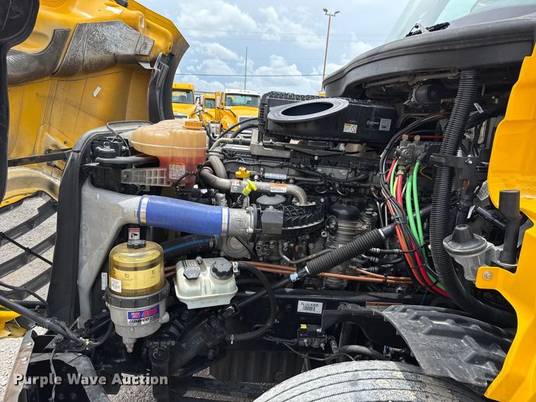image for item ET6295 2022 Freightliner Cascadia 126 semi truck