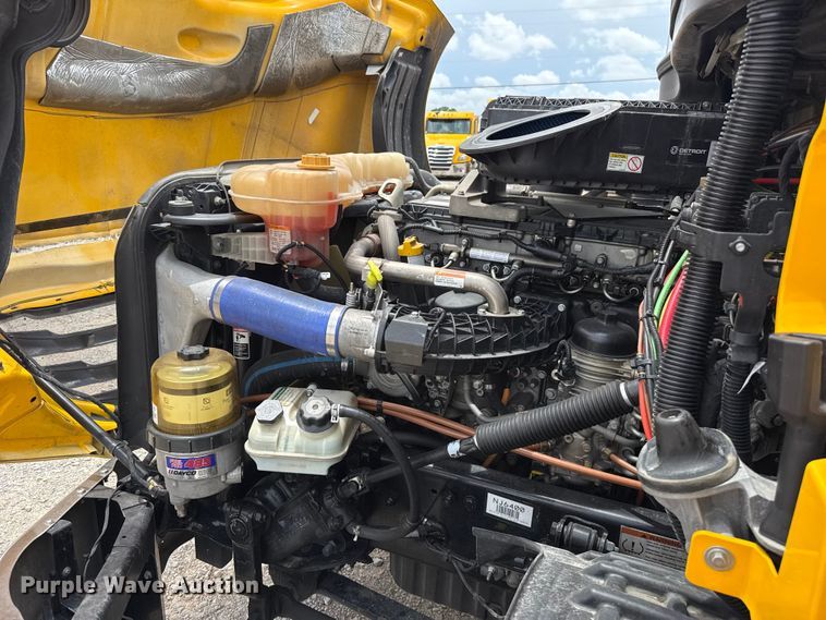 image for item ET6295 2022 Freightliner Cascadia 126 semi truck