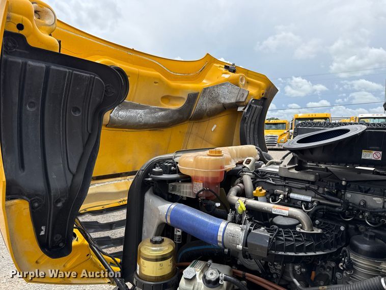 image for item ET6295 2022 Freightliner Cascadia 126 semi truck