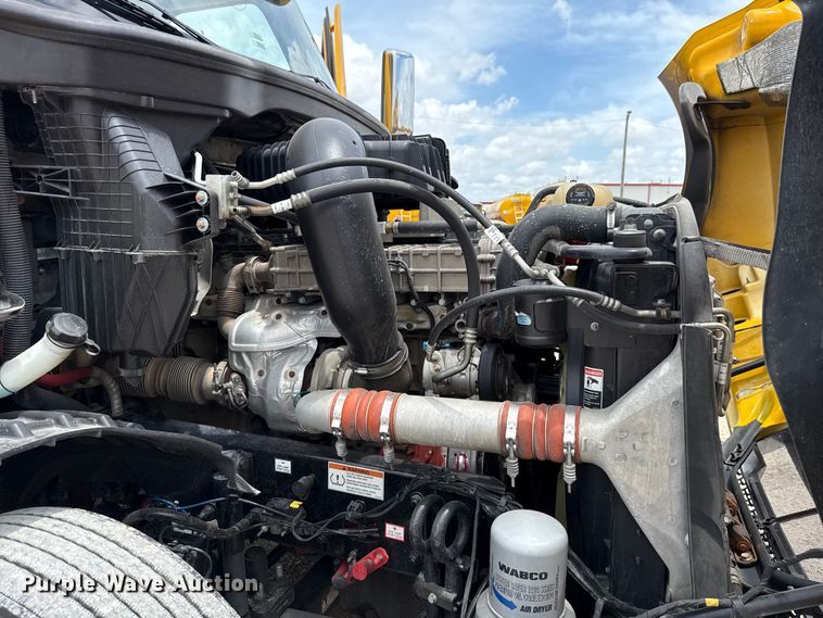 image for item ET6295 2022 Freightliner Cascadia 126 semi truck