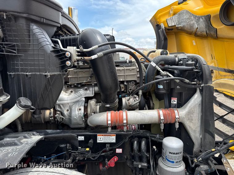 image for item ET6295 2022 Freightliner Cascadia 126 semi truck