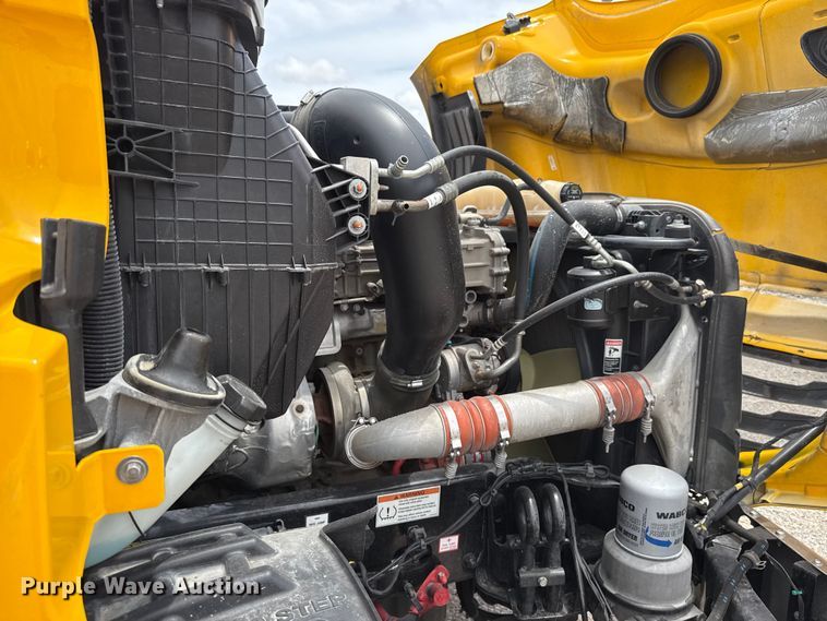 image for item ET6295 2022 Freightliner Cascadia 126 semi truck