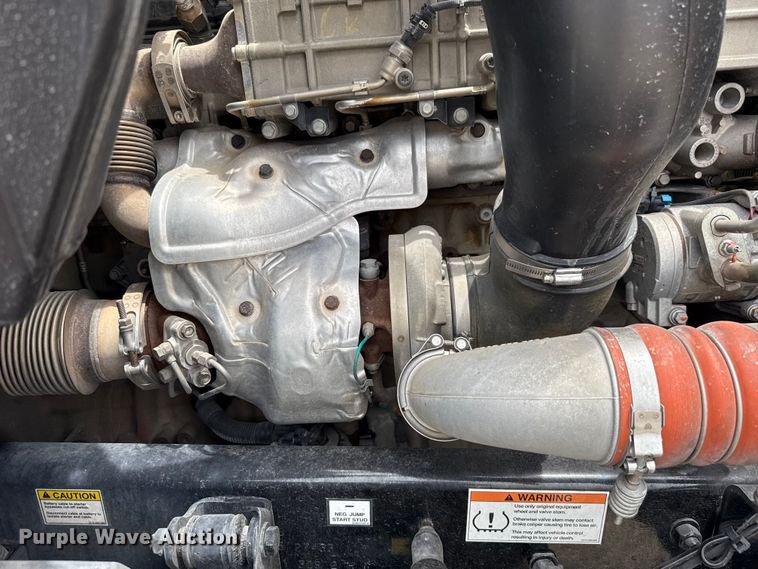 image for item ET6295 2022 Freightliner Cascadia 126 semi truck