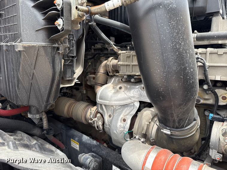 image for item ET6295 2022 Freightliner Cascadia 126 semi truck