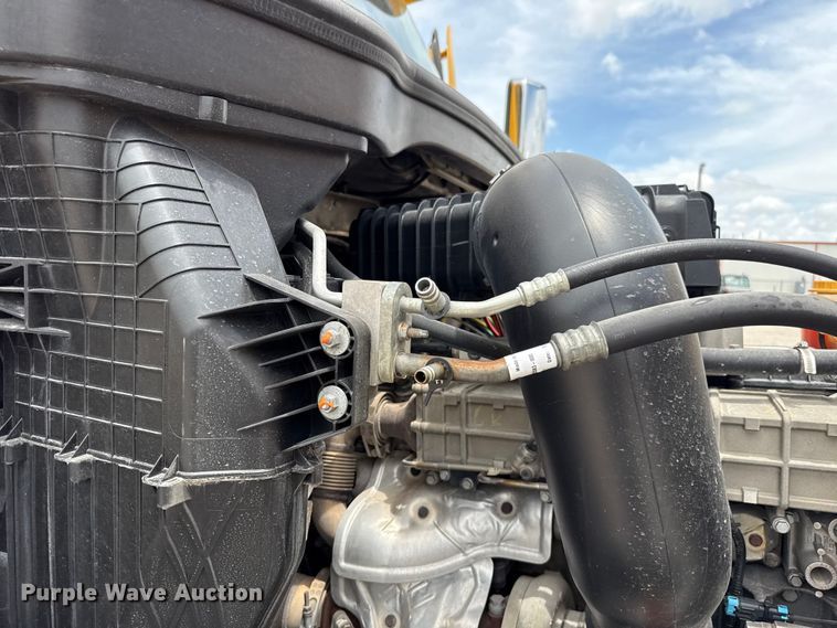 image for item ET6295 2022 Freightliner Cascadia 126 semi truck