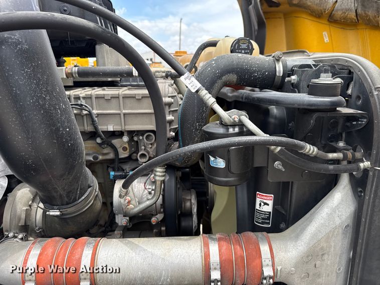 image for item ET6295 2022 Freightliner Cascadia 126 semi truck