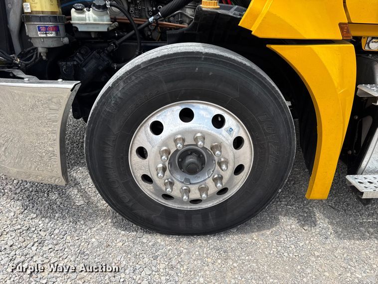 image for item ET6295 2022 Freightliner Cascadia 126 semi truck