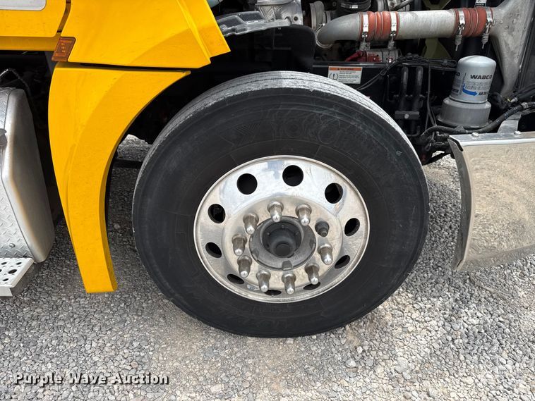 image for item ET6295 2022 Freightliner Cascadia 126 semi truck