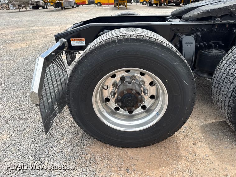 image for item ET6295 2022 Freightliner Cascadia 126 semi truck