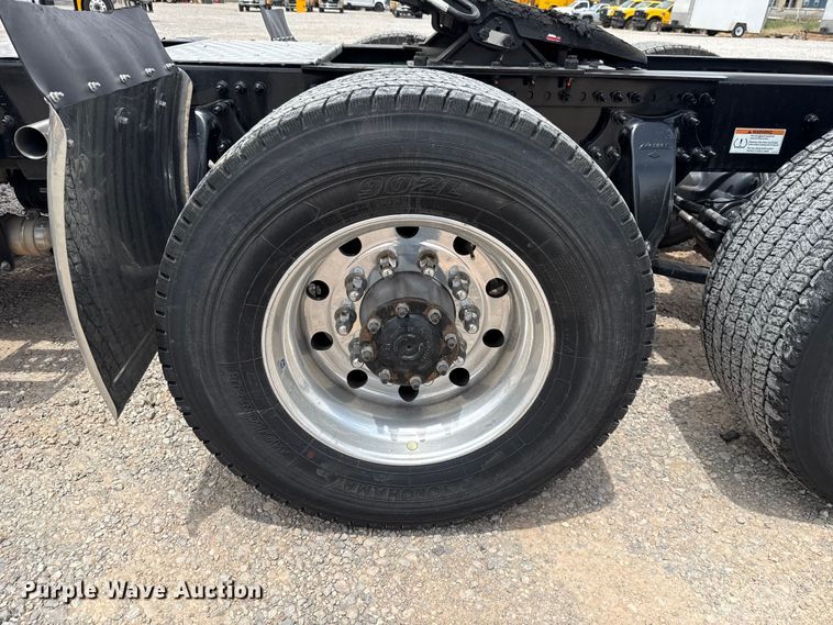 image for item ET6295 2022 Freightliner Cascadia 126 semi truck