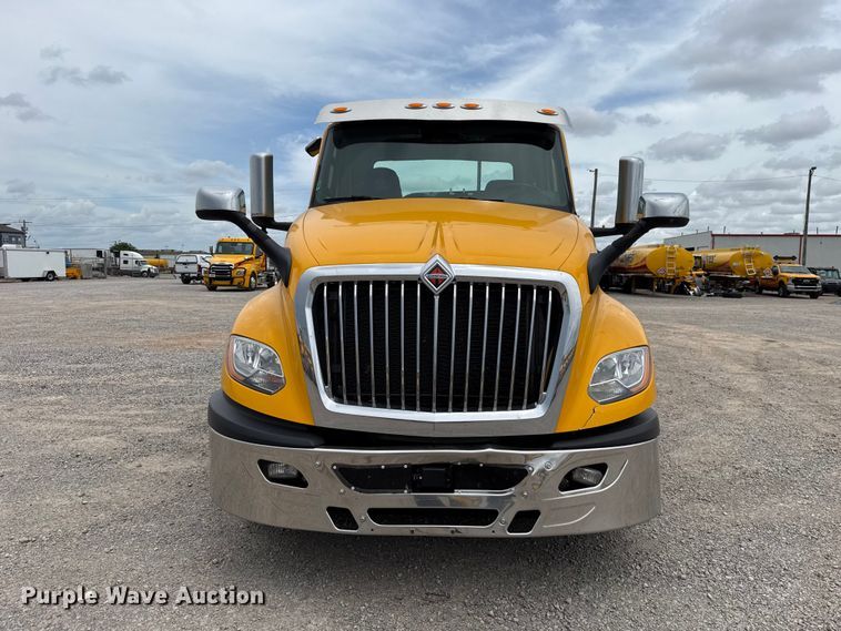 image for item ET6296 2021 International LT625  semi truck