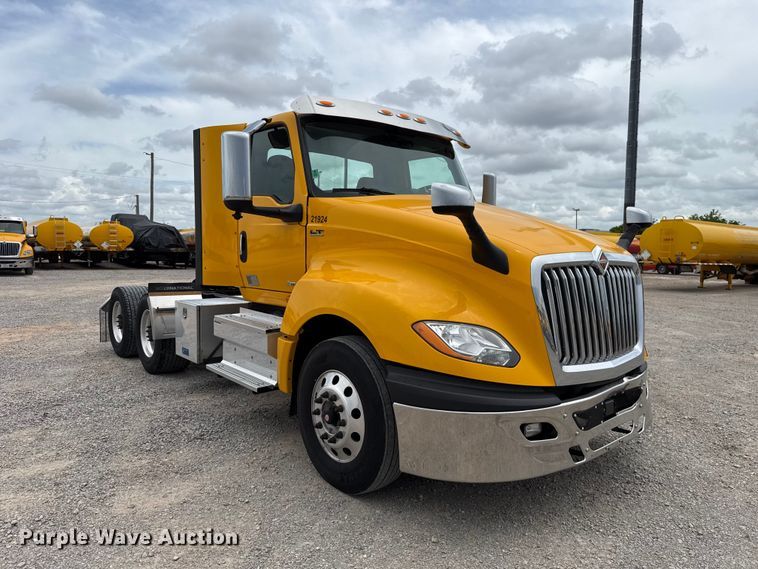 image for item ET6296 2021 International LT625  semi truck