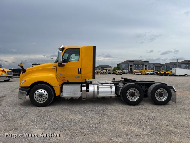 image for item ET6296 2021 International LT625  semi truck