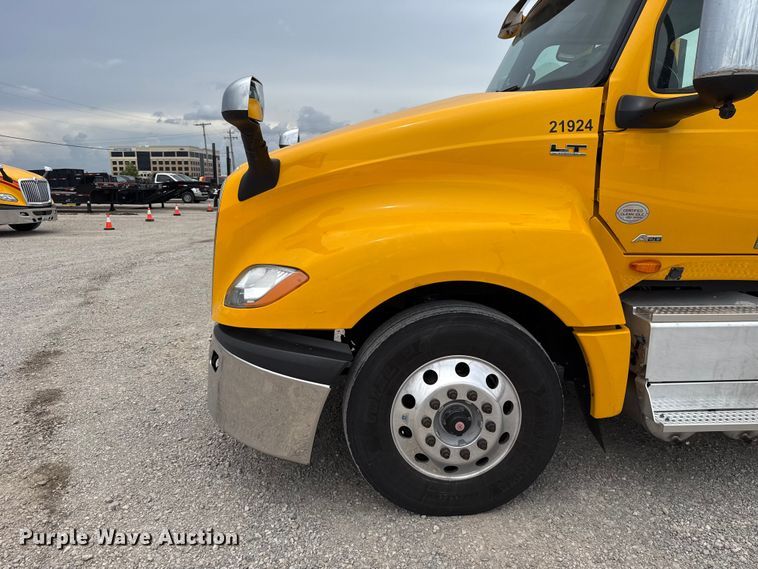 image for item ET6296 2021 International LT625  semi truck