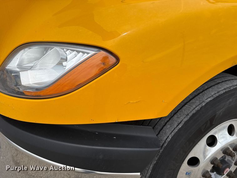 image for item ET6296 2021 International LT625  semi truck