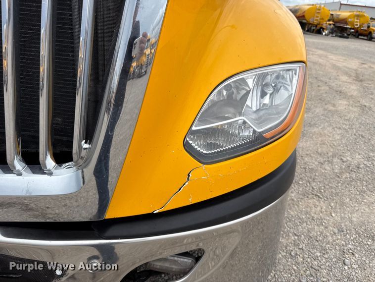 image for item ET6296 2021 International LT625  semi truck