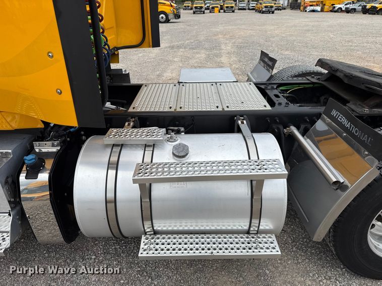 image for item ET6296 2021 International LT625  semi truck