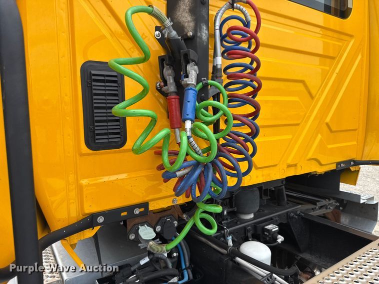 image for item ET6296 2021 International LT625  semi truck