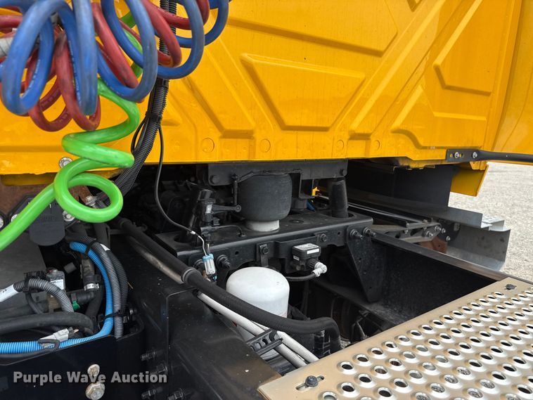 image for item ET6296 2021 International LT625  semi truck