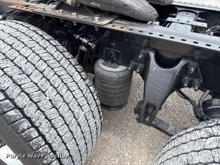 image for item ET6296 2021 International LT625  semi truck